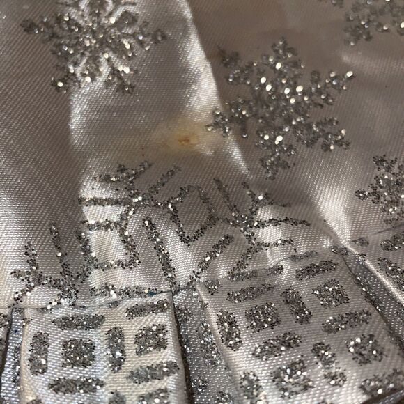 Miniature 24” Christmas Tree Incl. 14 Ornaments Skirt And Red Star Topper - Picture 3 of 10